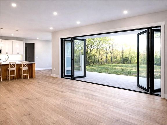 3rd image of 157 Chimney Rdg