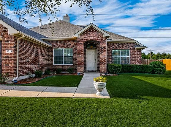 3rd image of 1019 Hidden Creek Dr