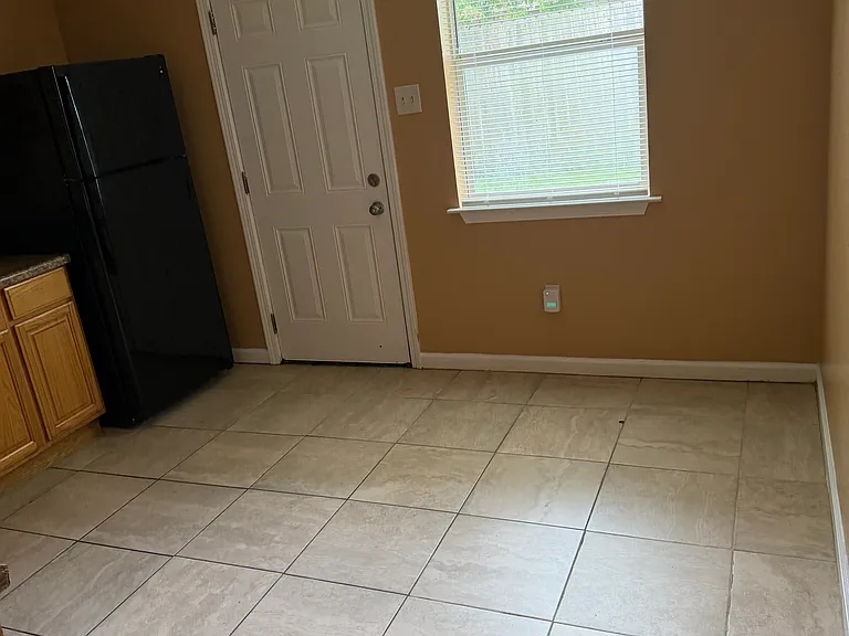 412 Dubarry St — Photo 12