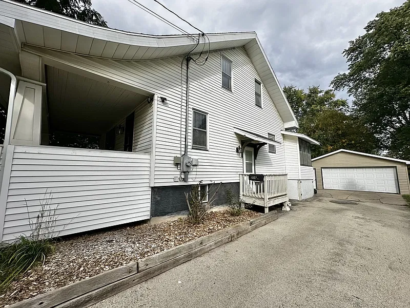 3 bed, 2.0 bath, 1304 sqft, $1,599 — Photo 2