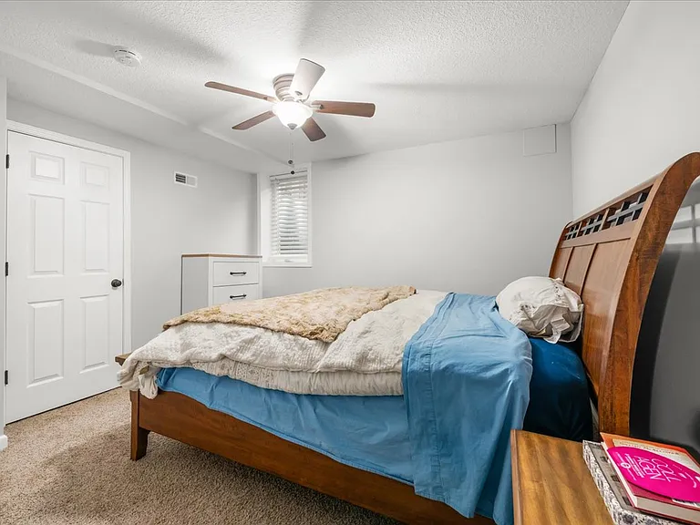 1002 N Clinton St — Photo 37