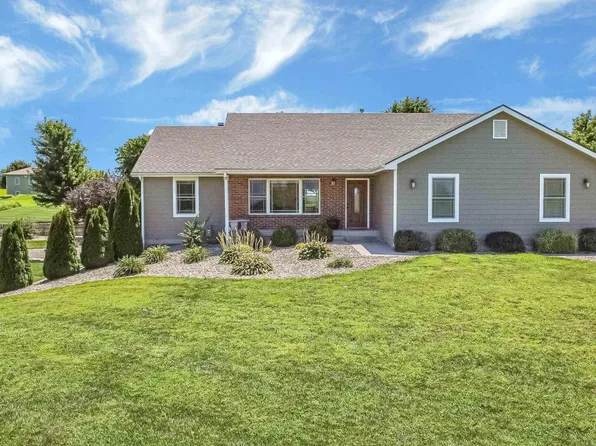 13524 Megan Ln, Wamego, KS 66547