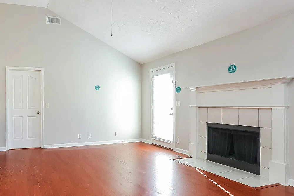 3 bed, 2.0 bath, 1238 sqft, $2,570 — Photo 3