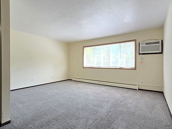3rd image of 904 Thomas Ave NE #11