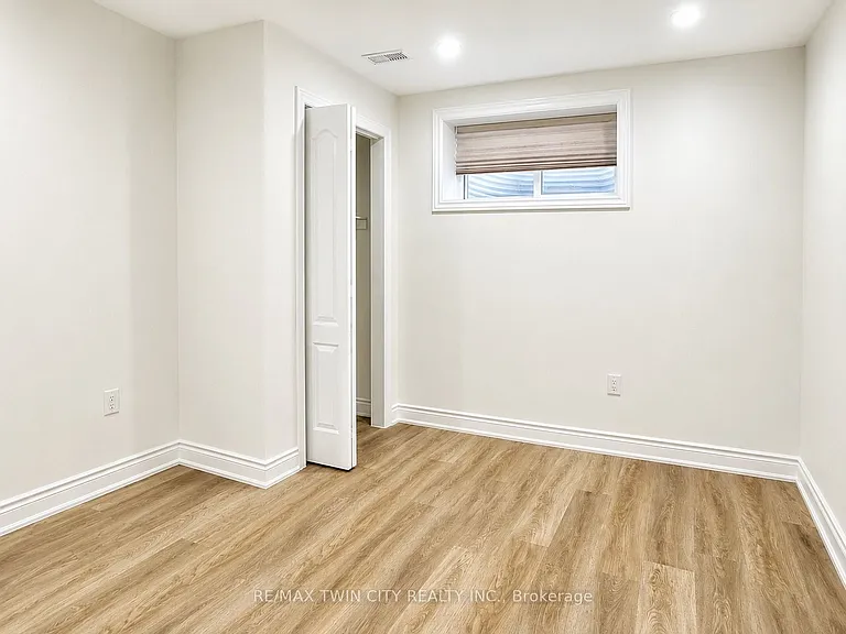 423 Tealby Cres #BASEMENT — Photo 10