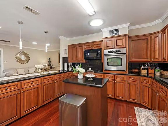 4th image of 1475 Riverview Cir