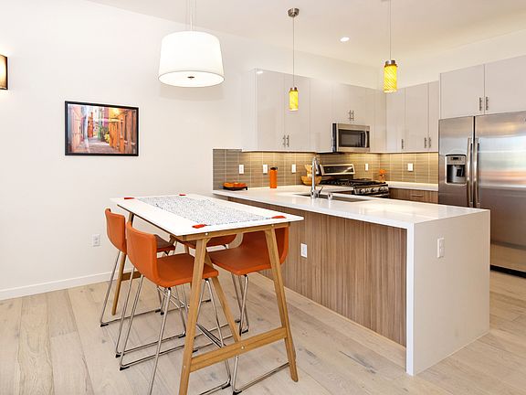 Kitchen and dining area

(Image shown is a model unit photo. Available units may vary slightly in appearance.)