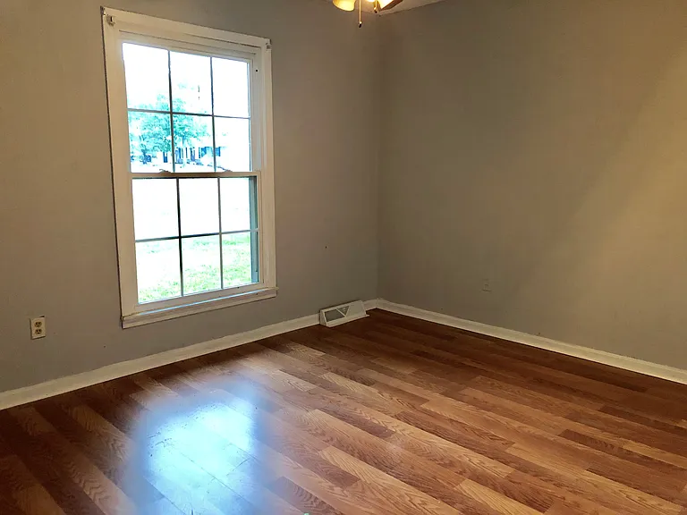 1250 Stratford Dr — Photo 4