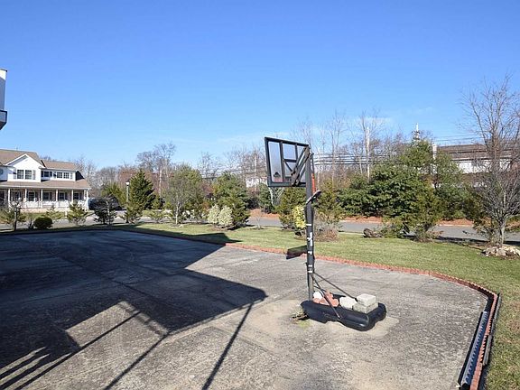 3rd image of 304 Fairway Dr