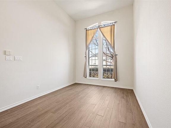 4th image of 2705 Magnolia Ln