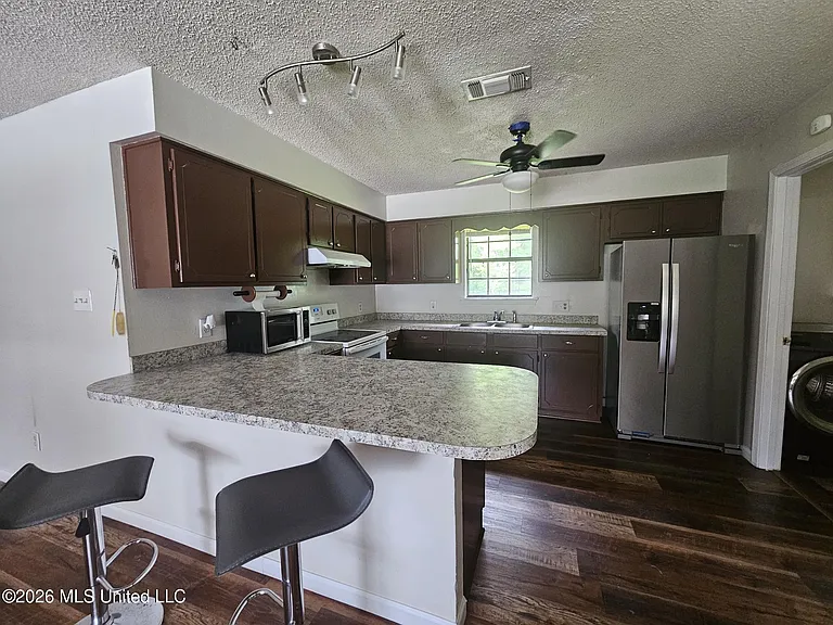 530 Easterbrook St — Photo 6