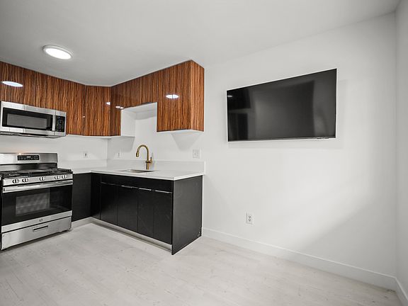 5th image of 920 Everett St #3