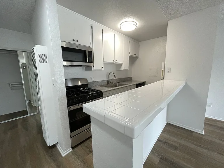 6736 Cleon Ave — Photo 12