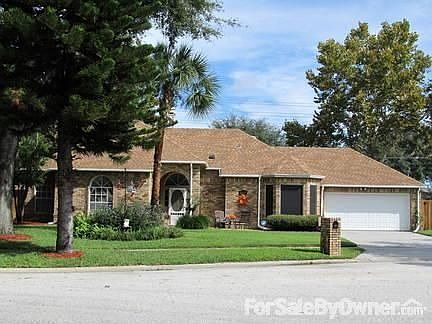 Front view : Beautifully landscaped brickfront home sitting on quiet cul de sac.