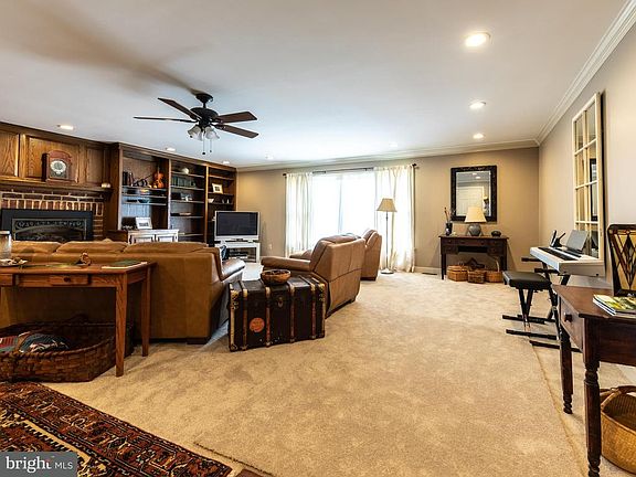 3rd image of 604 Lendall Ln