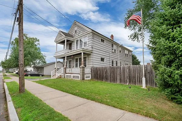 2139 Foster Ave — Photo 33