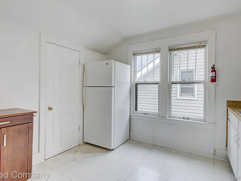 245 W Webster Ave — Photo 7