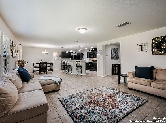 4th image of 819 Spello Cir