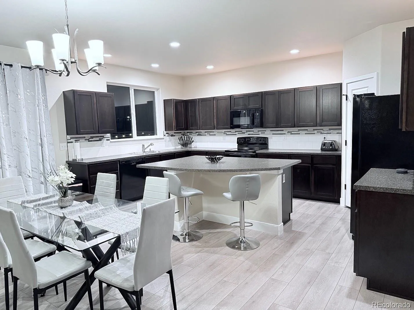 5 bed, 3.5 bath, 2975 sqft, $4,200 — Photo 4