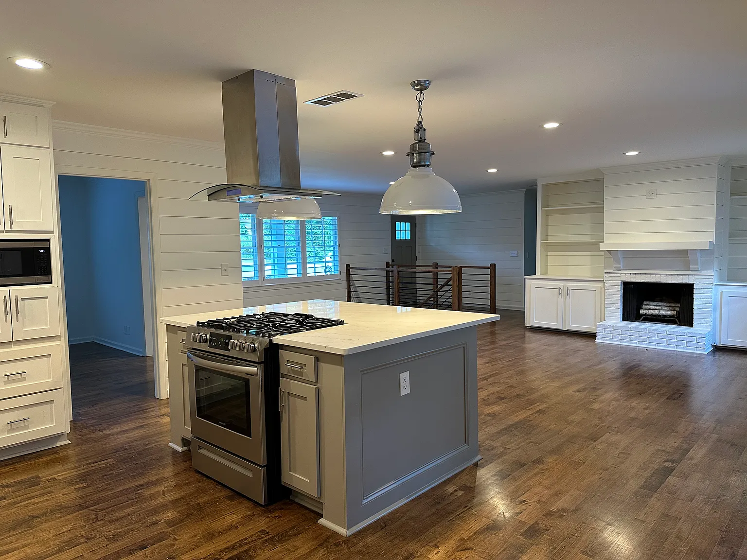 220 Thompson Pl — Photo 2