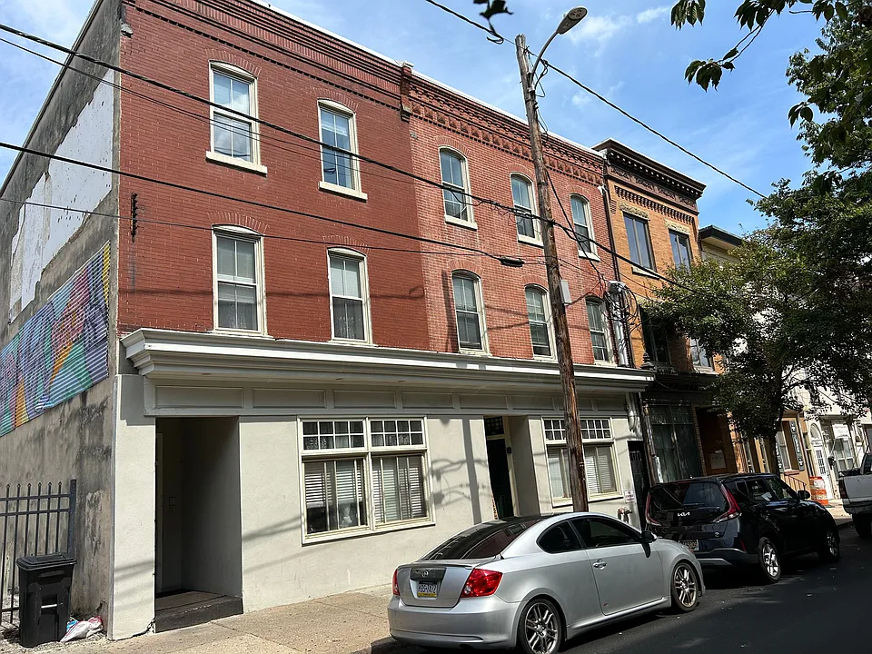 207-211 W 7th Street