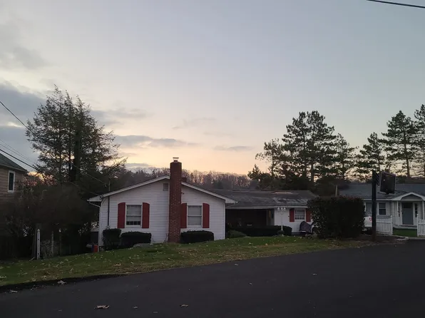 8 N Shore Ter, Sparta, NJ 07871