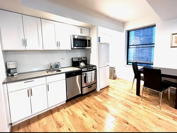 3rd image of 150 W 51st St APT 1401