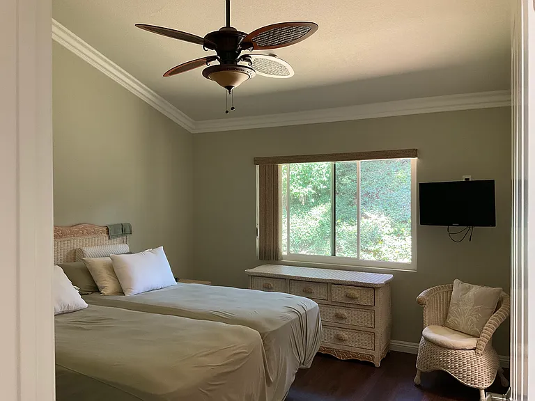 4722 Lakeview Ave — Photo 2