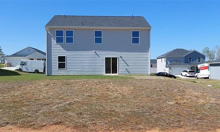 133 Oxford Ln — Photo 32