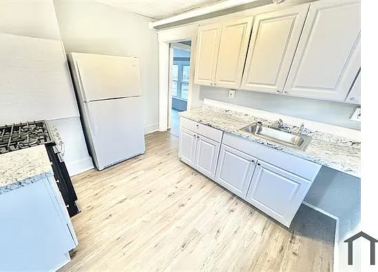 4 bed, $2,500 — Photo 3