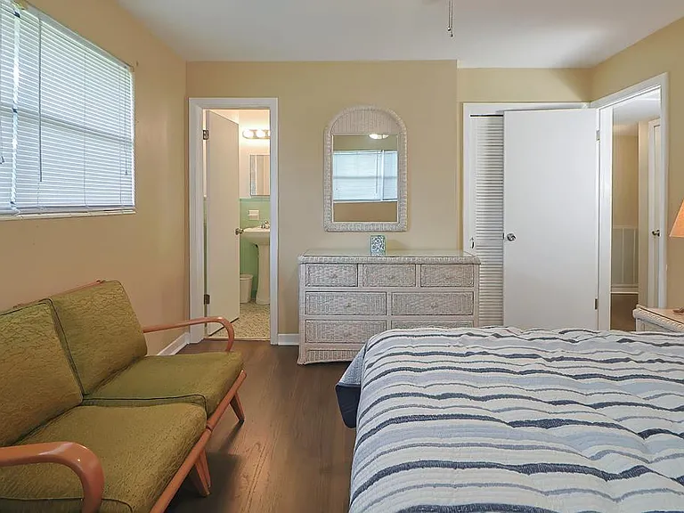 10 Barcelona Ave — Photo 18