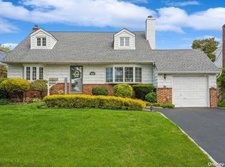 424 White Rd, Mineola, NY 11501