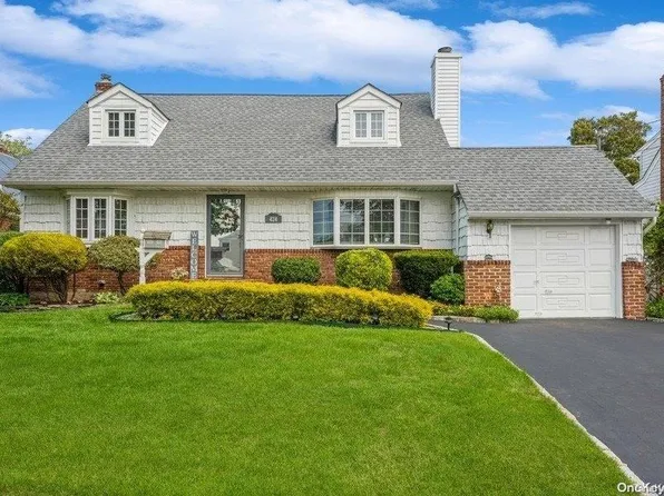 424 White Road, Mineola, NY 11501