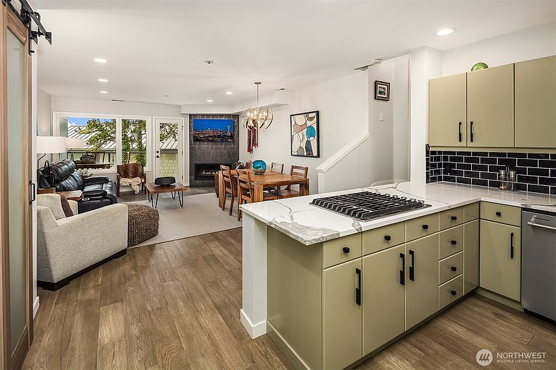 5th image of 9039 NE Juanita Drive #304