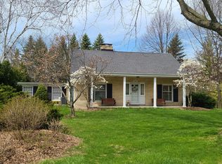 8425 N Fox Croft Ln, Fox Pt, WI 53217