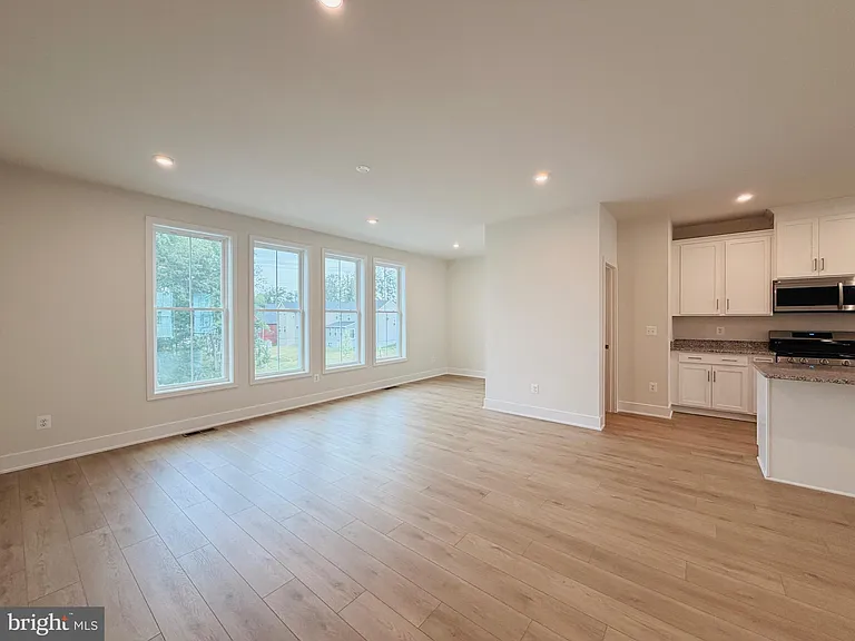 135 Heyford Dr — Photo 4