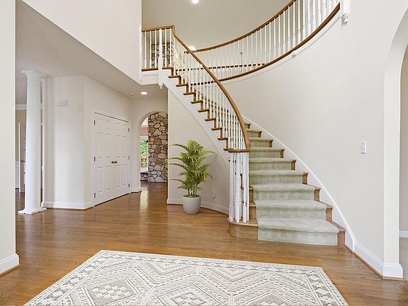 5th image of 206 Vernet Dr