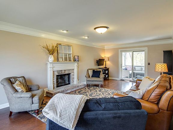 4th image of 1585 Birchwood Cir