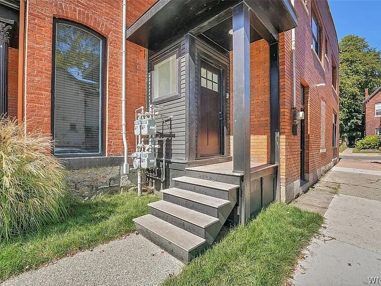 162 Allen St — Photo 1