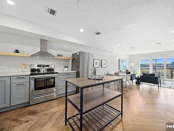 5th image of 6040 Boulevard East #Phj