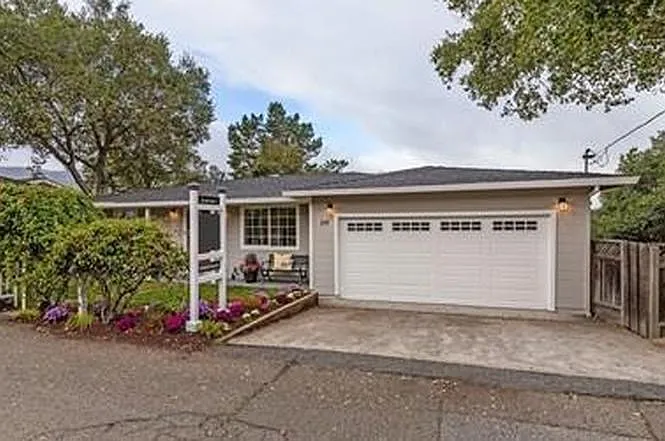 205 Bella Vista Ave — Photo 2