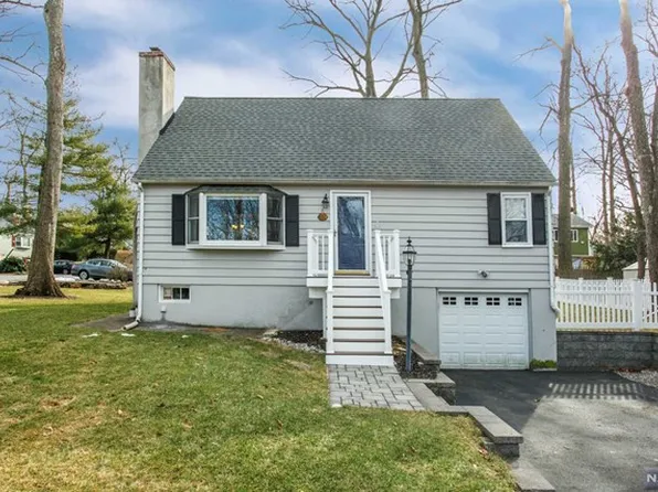 1 Cobb Ln, Kinnelon, NJ 07405