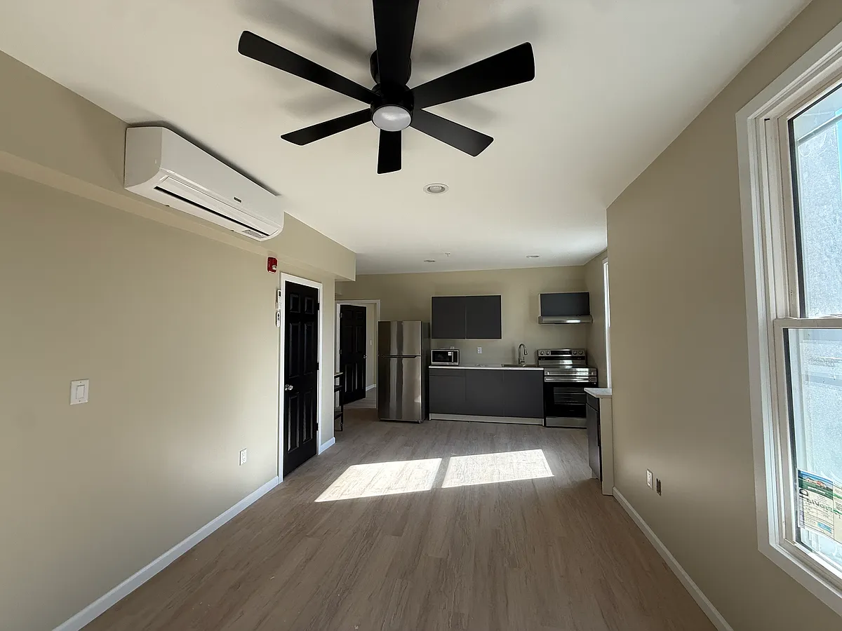 Building Photo - 1015 Lancaster Ave #2A