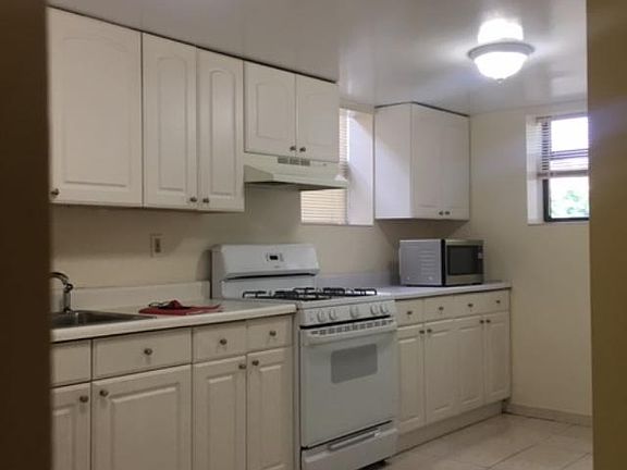 5th image of 298 Laconia Ave