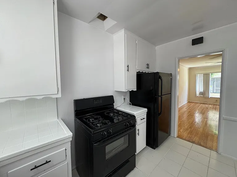 1728 1/2 N Gramercy Pl #1 — Photo 6