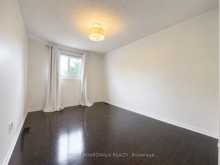 4396 Whittaker Cres — Photo 28