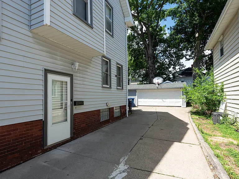 1646 Wyandotte Ave — Photo 25