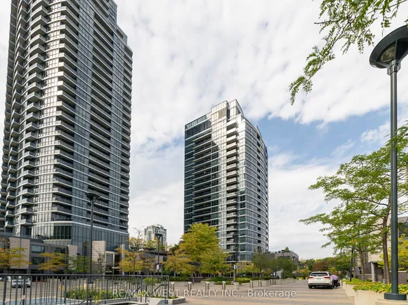 1 Valhalla Inn Rd #2108, Toronto, ON M9B 1S9