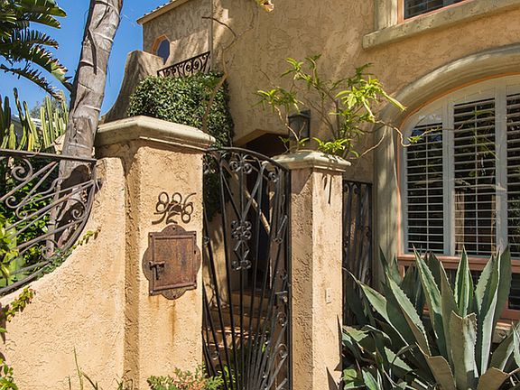 4th image of 926 N La Jolla Ave #2