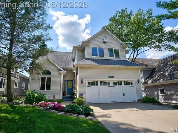 12224 Mantawauka Dr, Fenton, MI 48430